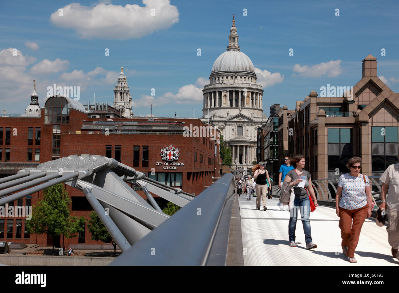 Le Millennium Bridge et Jubilee Walkway menant à la Cathédrale de St Paul, dans la ville de Londres Banque D'Images