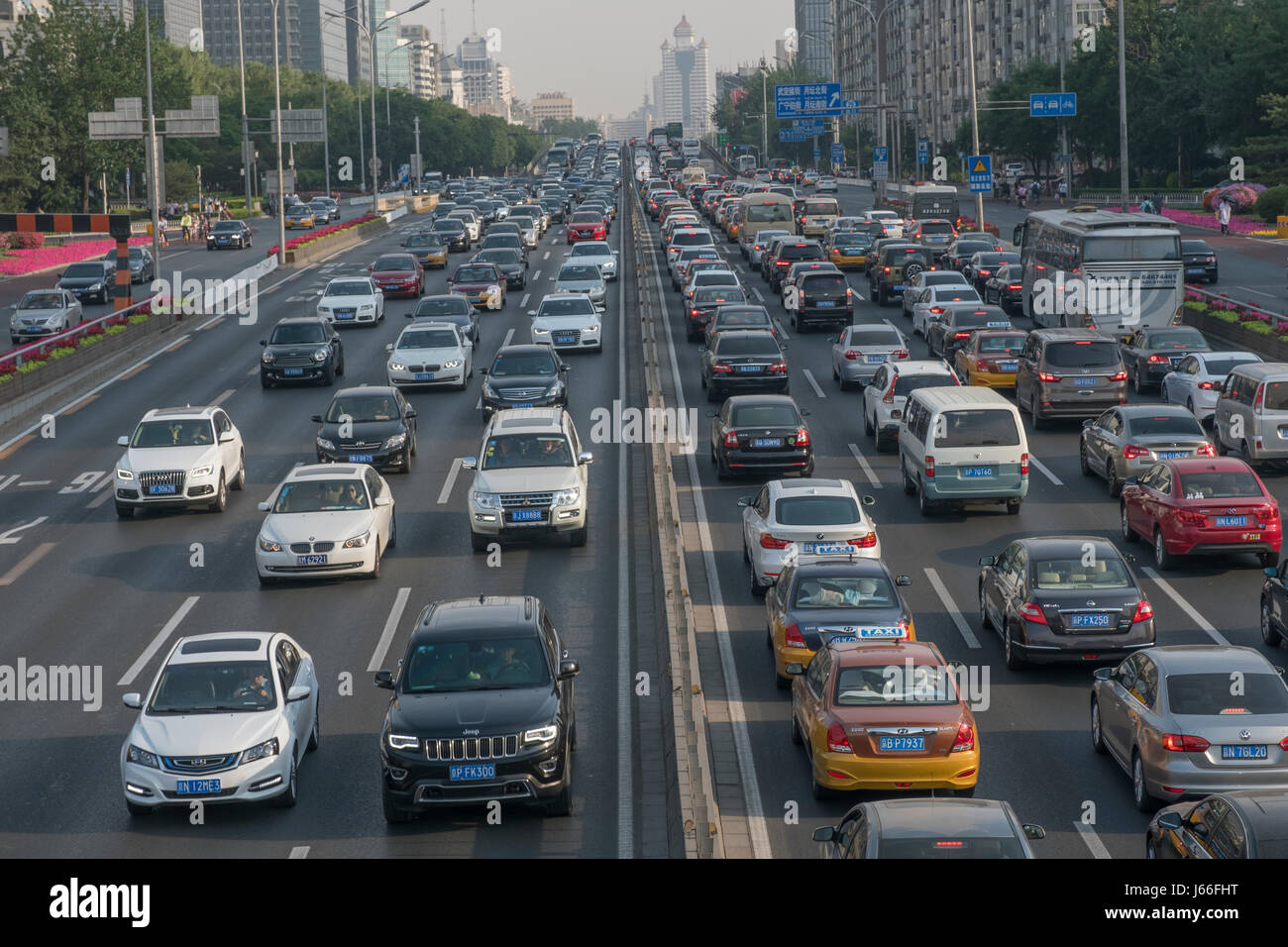 Le trafic des poids lourds à Beijing West Road No.2. Banque D'Images
