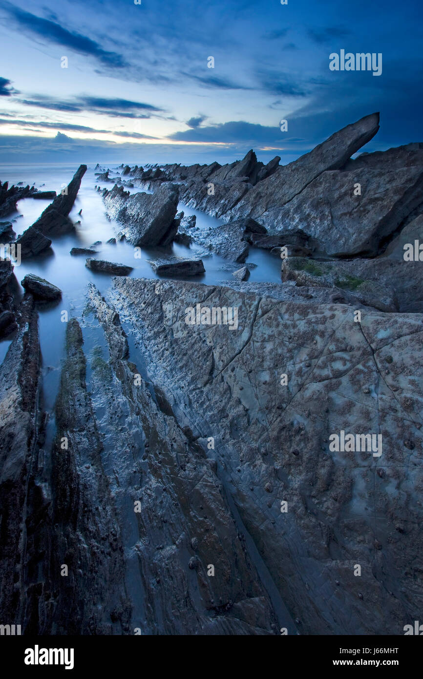 Rochers en pierre de l'eau sel mer océan eau pays paysage paysage campagne Banque D'Images