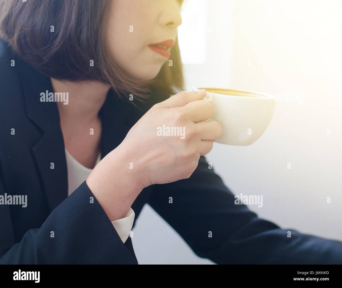 Photo floue abstract background of asian woman drink coffee in coffee shop Banque D'Images