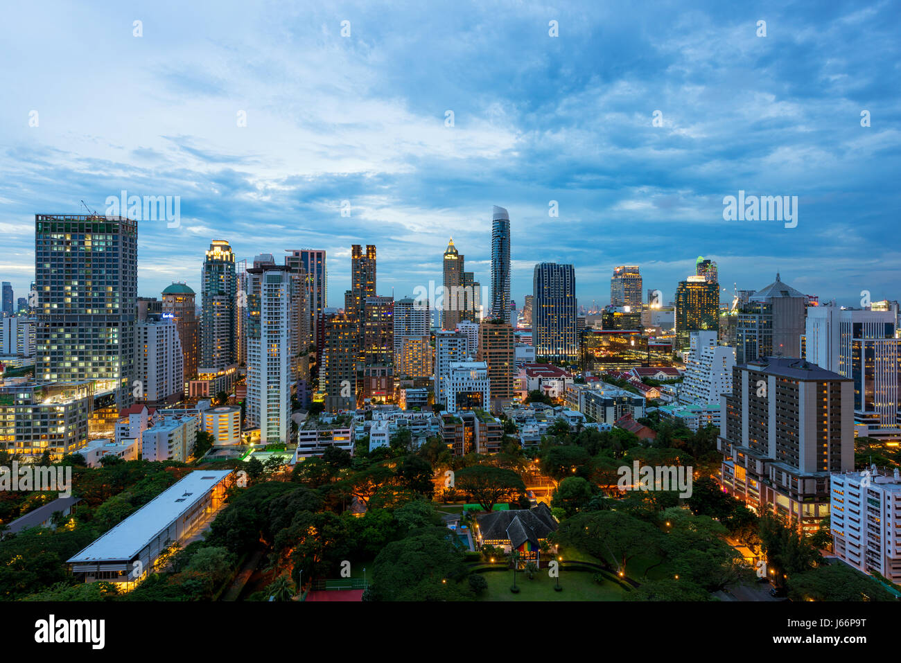 Vue aérienne sur la ville de Bangkok skyline at sunset avec gratte-ciel du centre de Bangkok, Thaïlande. Banque D'Images