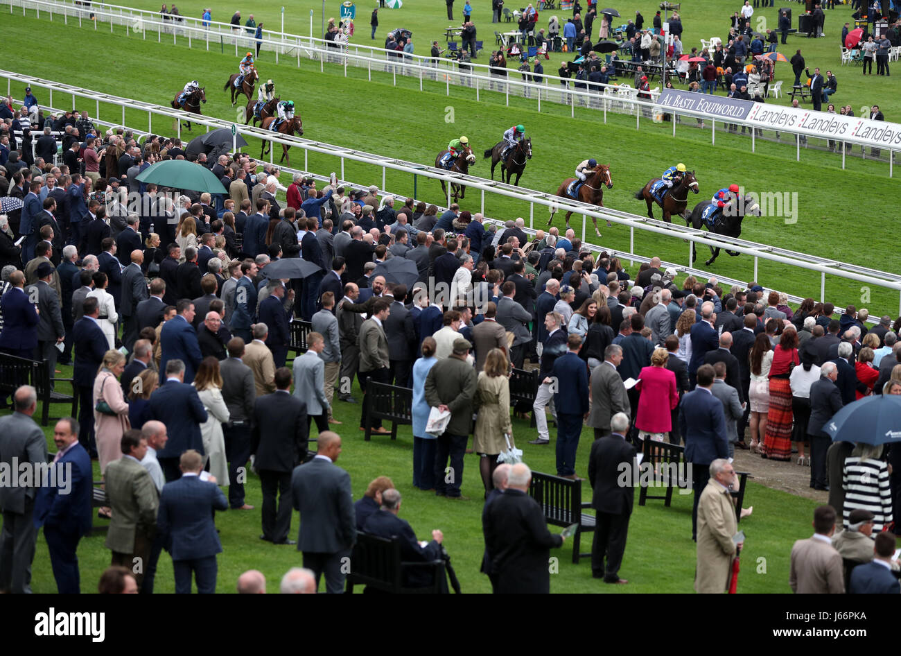 Hells Babe, monté par Alistair Rawlinson (à droite), remporte le handicap de FBE Frank Whittle Partnership de Fillies lors du troisième jour du Dante Festival à l'hippodrome de York. Banque D'Images