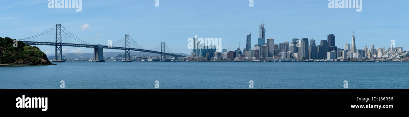 San Francisco : vue panoramique sur le Bay Bridge et le centre-ville de San Francisco. Banque D'Images