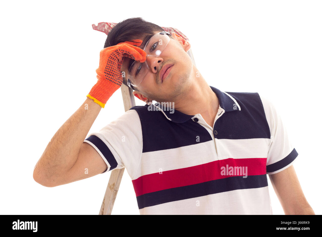 Young man holding tournevis électrique et assis sur ledder Banque D'Images