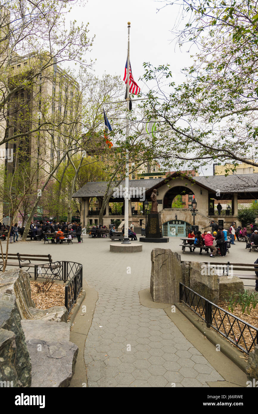 Columbus Park au printemps avec les Chinois locaux et touristes, Chinatown, Manhattan, New York, USA Banque D'Images