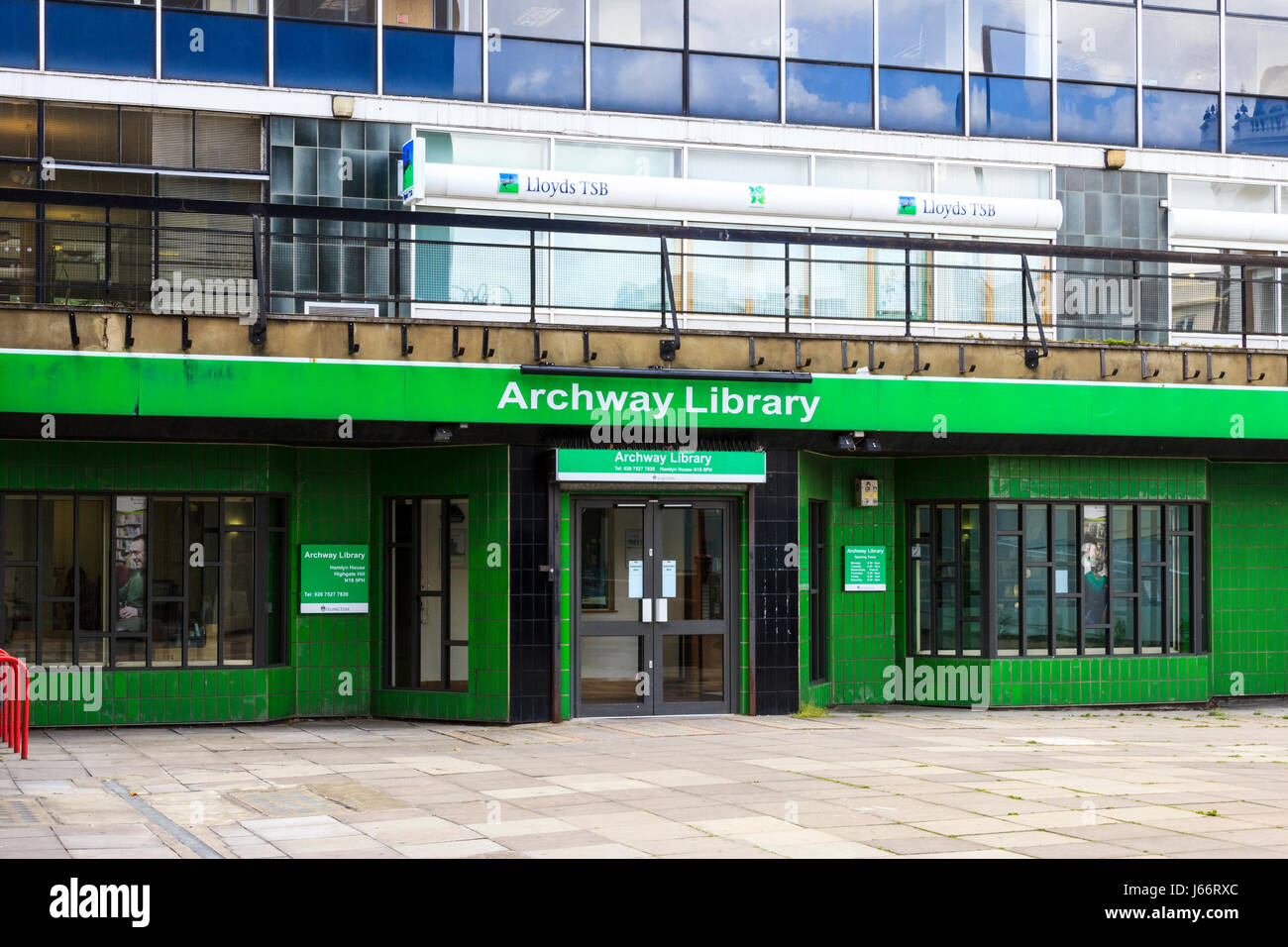 Le sol carrelé vert façade d'Archway Library, Islington, Londres, Royaume-Uni Banque D'Images