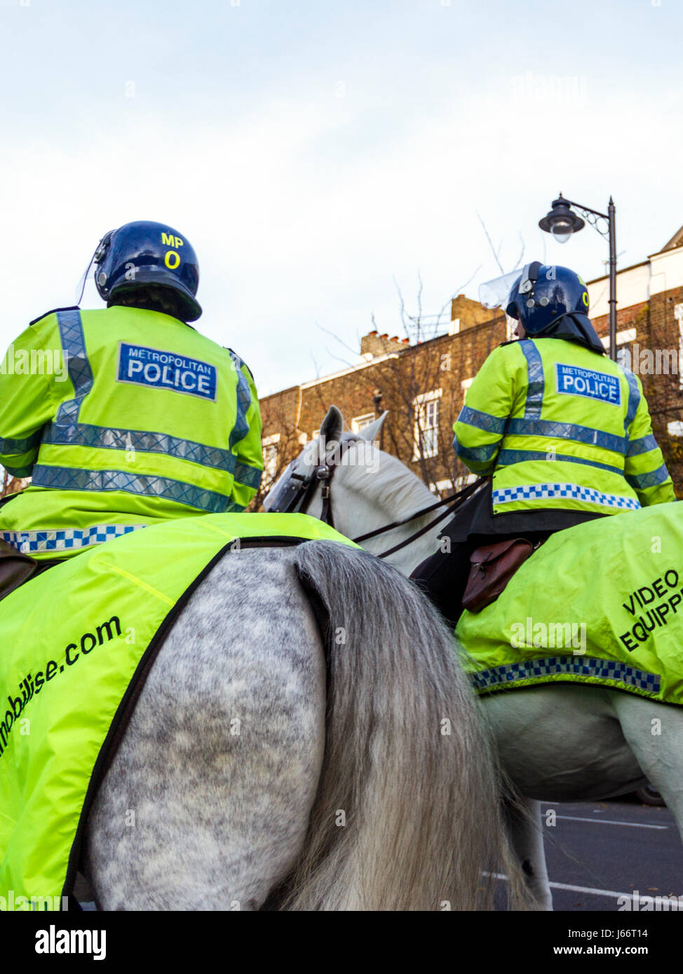 Les agents de la police montée à haute visibilité jaune uniforme sur la journée des matchs, Islington, Londres, Royaume-Uni Banque D'Images