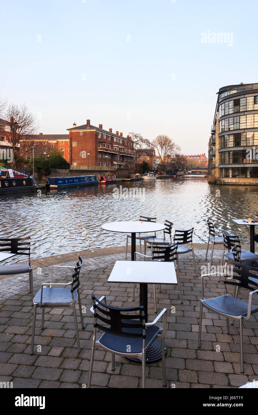 Cafe de la rotonde Battlebridge basin de Regent's Canal, King's Cross, Londres, UK Banque D'Images