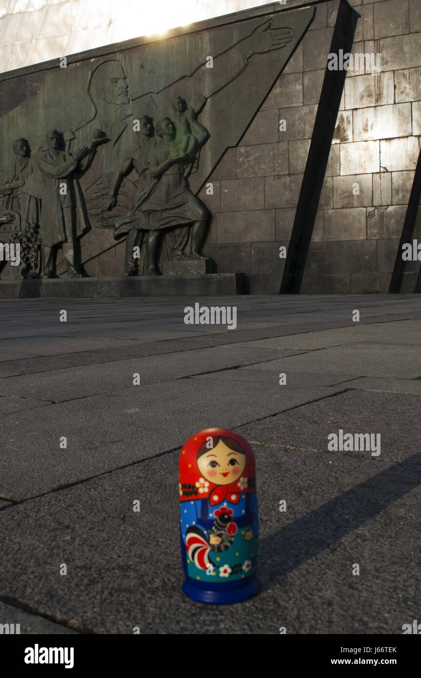 Moscou, Russie : une poupée matriochka, poupée russe connu sous le nom de l'imbrication, au Monument des conquérants de l'espace Banque D'Images