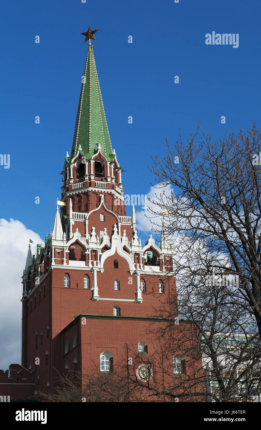 Moscou : vue de la tour Troitskaya (Trinity Tower), une des tours de Kremlin Wall, construit en 1495-1499 par l'architecte italien Aloisio da Milano Banque D'Images