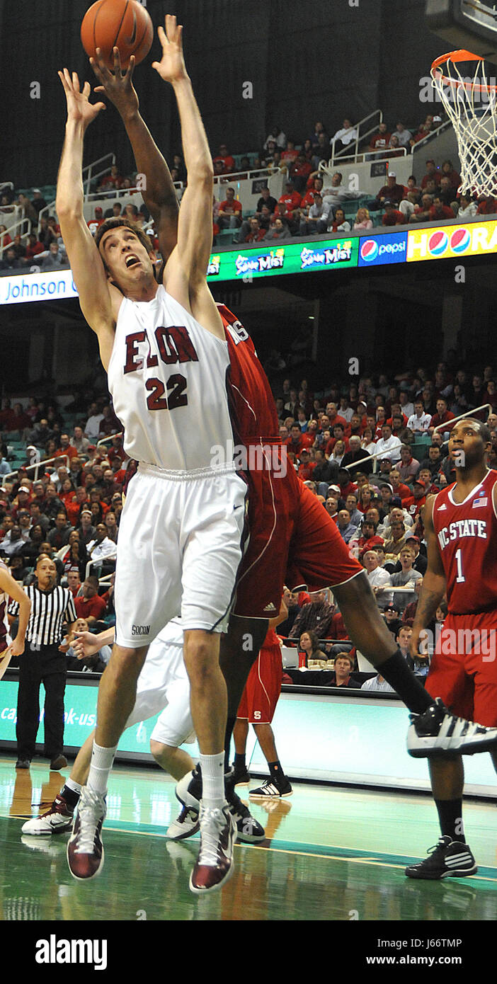 La balle est loin d'une université d'Elon joueur pendant un match de basket-ball. Banque D'Images