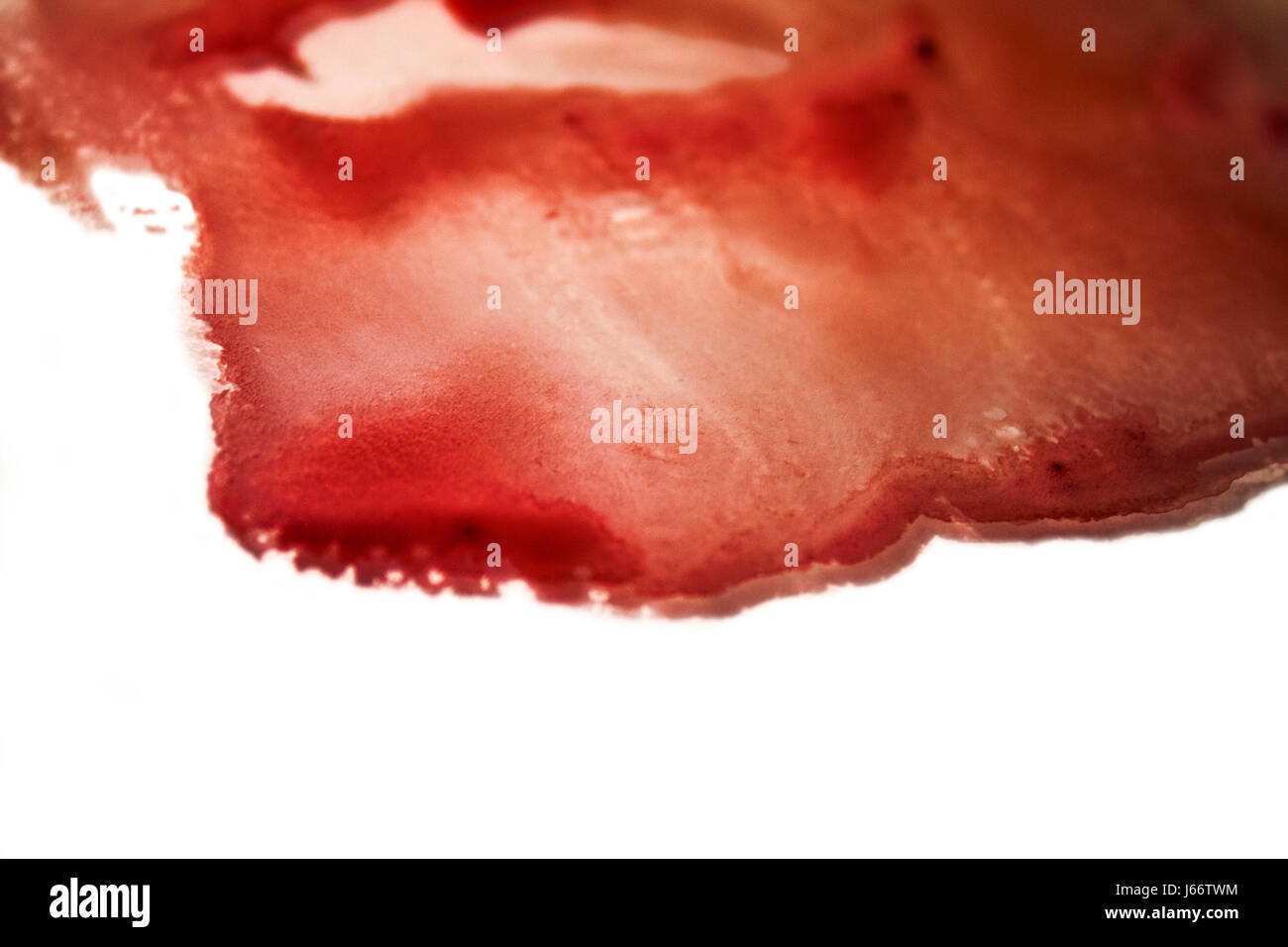 Une impression à l'aide de peintures aquarelle rouge sur le verre de la partie basse d'un visage humain. Banque D'Images