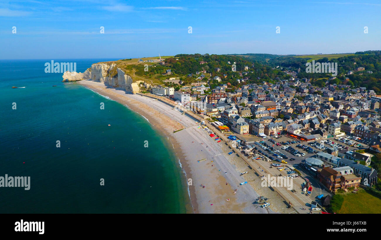 Photographie aérienne de la ville d'Etretat sur la côte albaster en Normandie, France Banque D'Images
