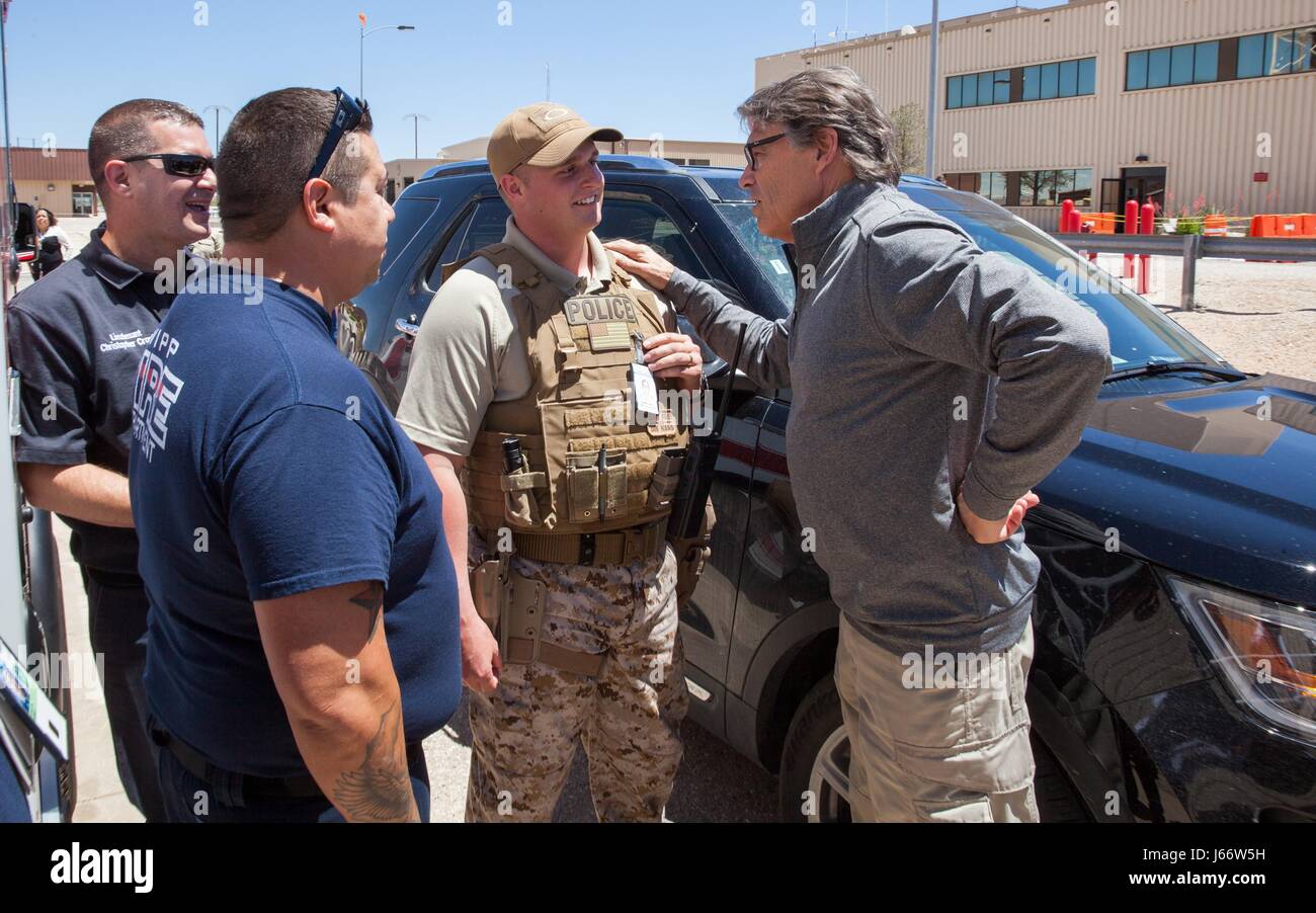 Le Secrétaire à l'Énergie des États-Unis, Rick Perry, droite, parle au personnel de sécurité au cours d'une visite de l'installation pilote de confinement des déchets 17 mai 2017 installation dans la région de Eunice, Nouveau Mexique. Le Waste Isolation Pilot Plant, ou le WIPP, est l'un des le plus grand dépôt en couches géologiques profondes pour les déchets radioactifs de gauche la recherche et la production d'armes nucléaires. Banque D'Images