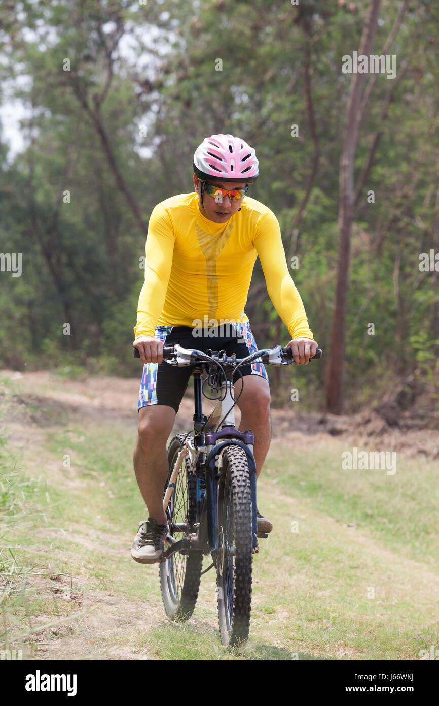 L'homme et de vtt équitation dans jungle suivre l'utilisation de la bicyclette en plein air et activités sportives extrêmes Banque D'Images