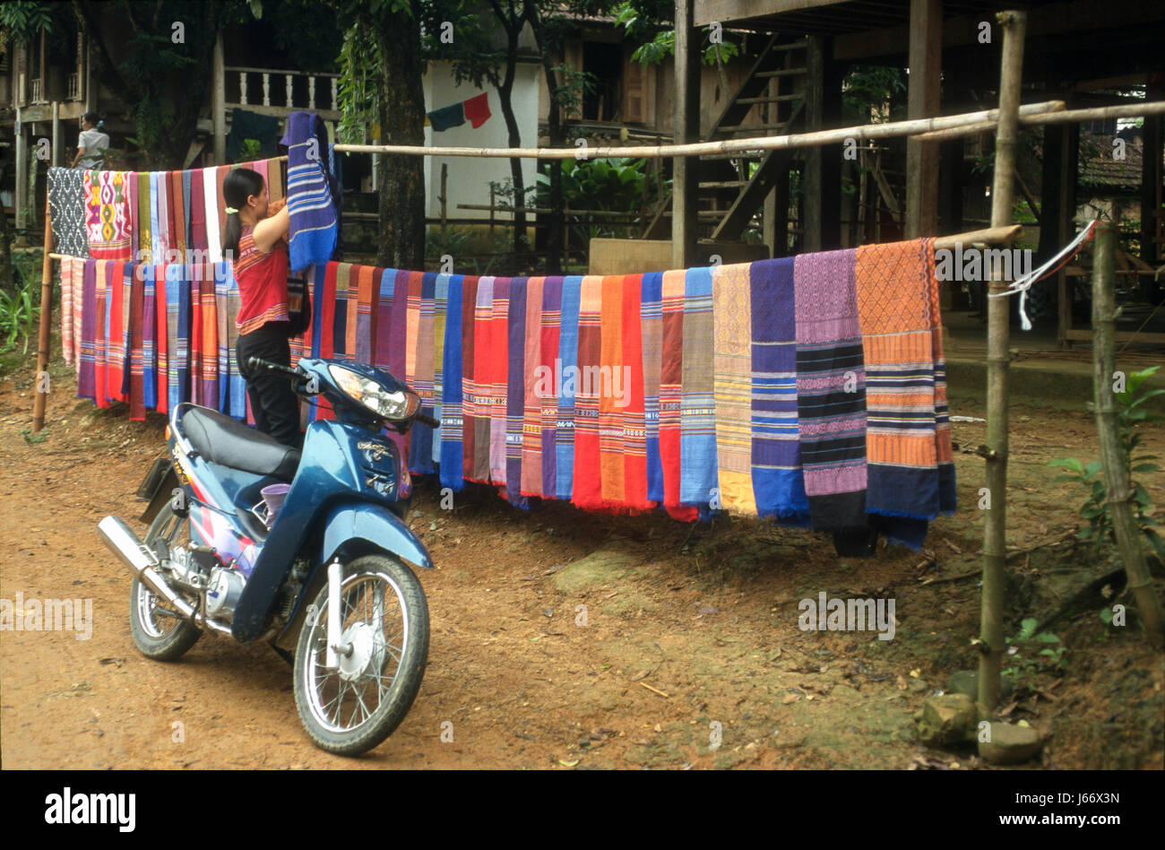 La province de Hoa Binh, au Vietnam. Les villageois de la minorité Thai blanc dans la vallée de Mai Chau, au sud-ouest de Hanoi, traînent leurs textiles tissés Banque D'Images