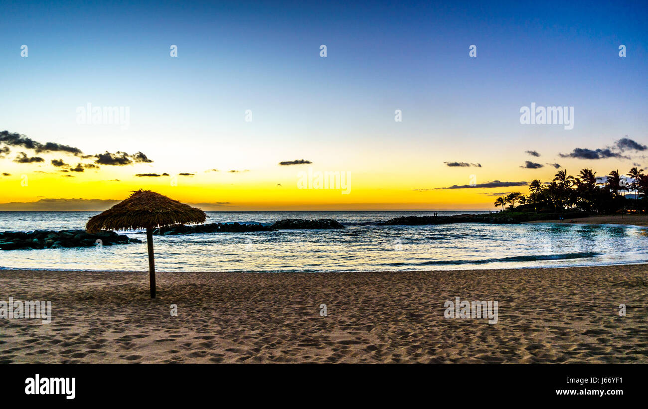 Coucher de soleil sur la plage de Honu Lagoon lagoon, le 2ème, et l'océan Pacifique avec ciel coloré à la communauté de Ko Olina resort sur la côte ouest de Banque D'Images