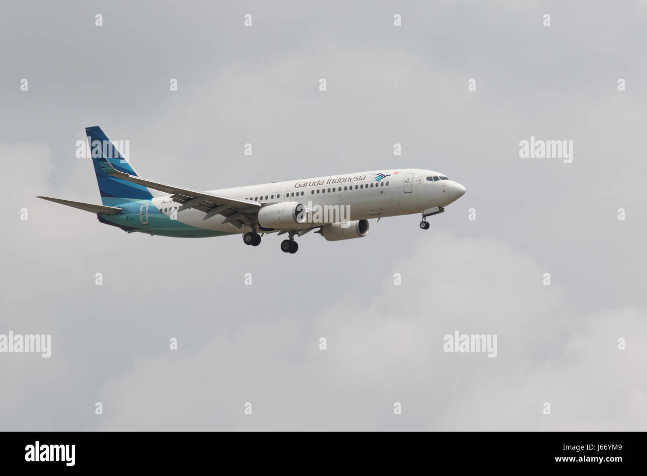 Thaïlande, Bangkok-MAR 3:Compagnie Aérienne Garuda avion volant au-dessus de la piste de l'aéroport de Suvarnabhumi et se préparer à l'atterrissage sur Mars 3,2015 à Bangkok à Bangkok Th Banque D'Images