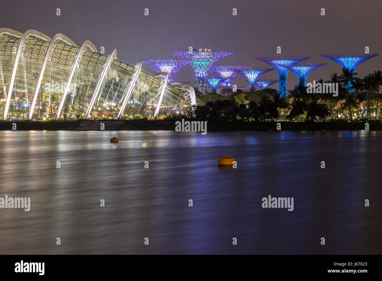 Gardens by the Bay, un des plus populaires attractions touristiques à Singapour, éclairé la nuit. Banque D'Images
