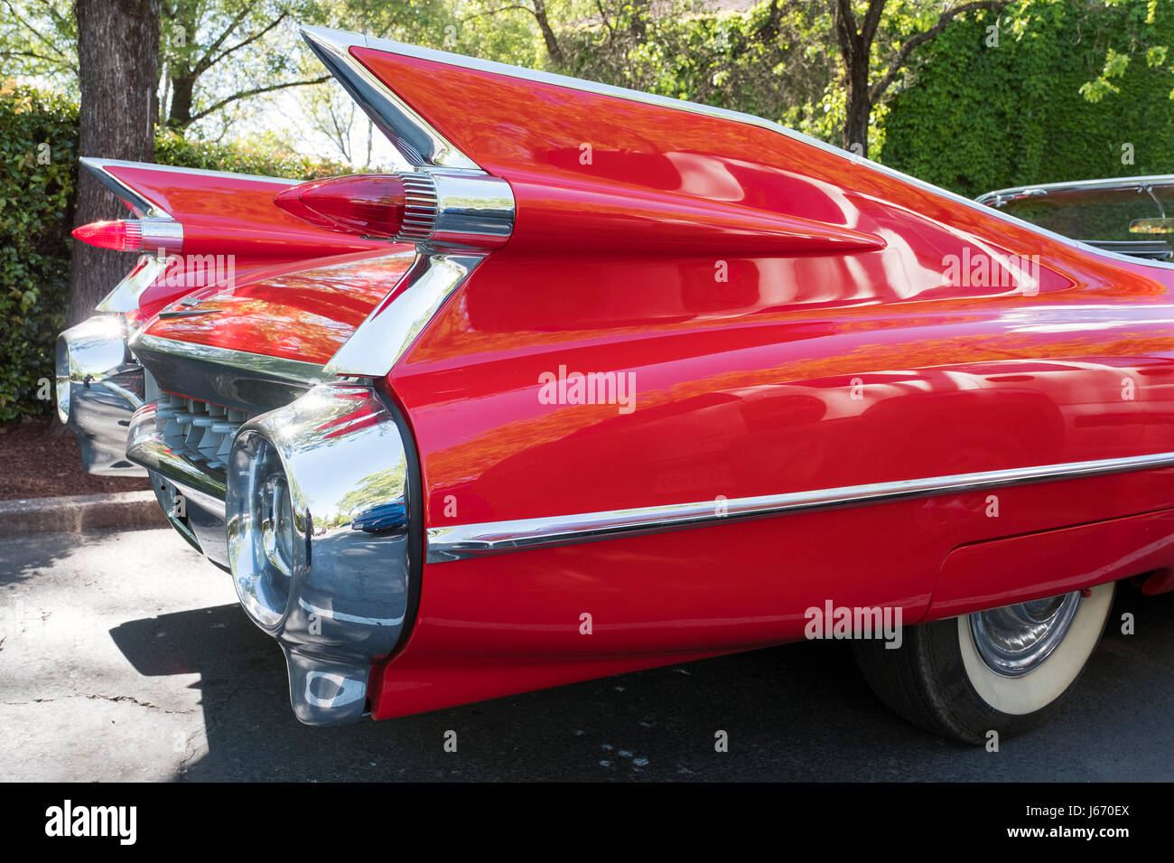 Photo Détail de la queue des ailerons sur une Cadillac décapotable rouge vintage, vers 1950 dans un parking dans le comté de Napa en Californie. Banque D'Images