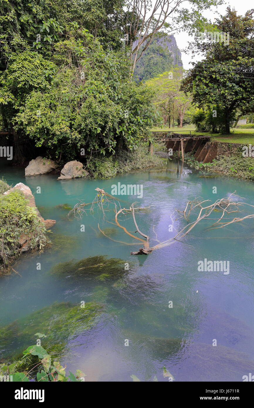 Printemps frais découlant de la montagne Lao Pha dans la rivière Nam Song rss un petit lagon bleu monter pour la baignade au pied de Tham Jang ou Chang-Steadfast o Banque D'Images