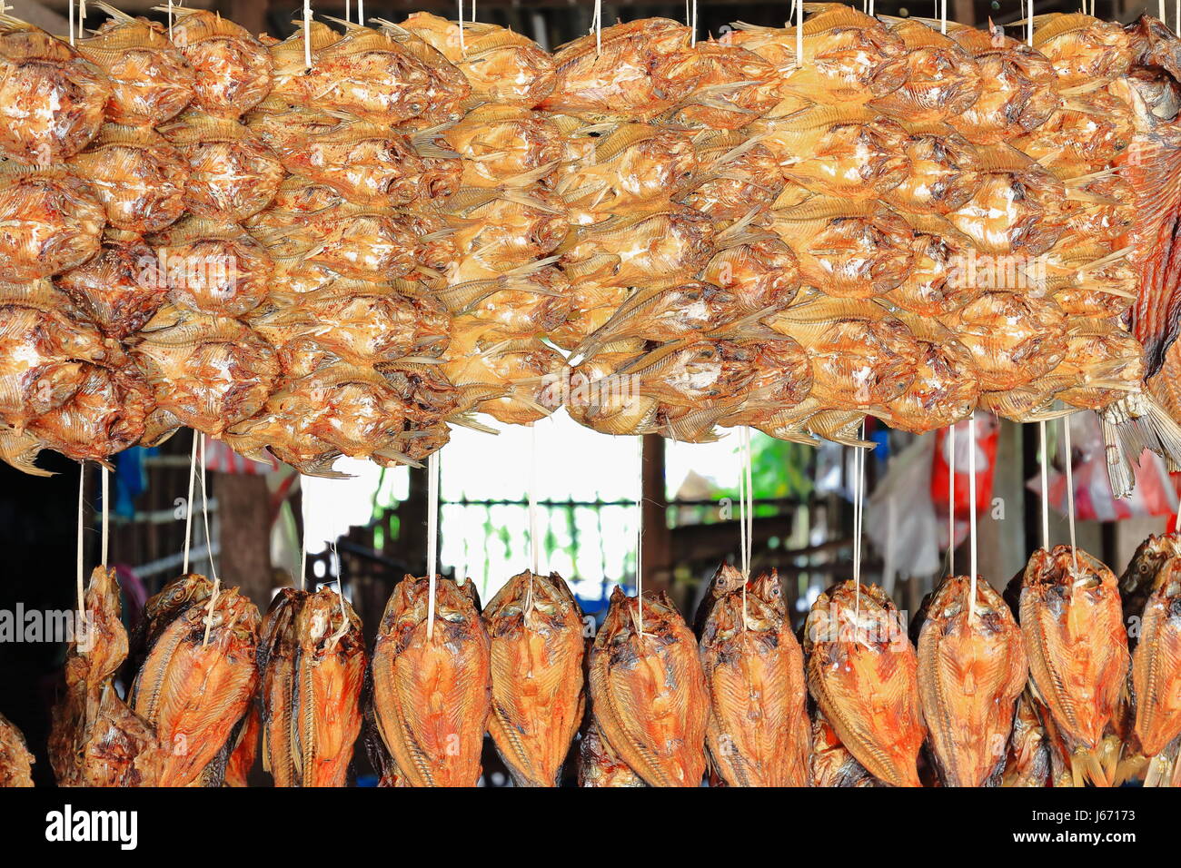 Le poisson séché du 370 km2-Ang à proximité du réservoir de la Nam Ngum lake pour vendre à un étal de Ban Tha Heua marché de village à l'extrémité nord du lac et c.2 Banque D'Images