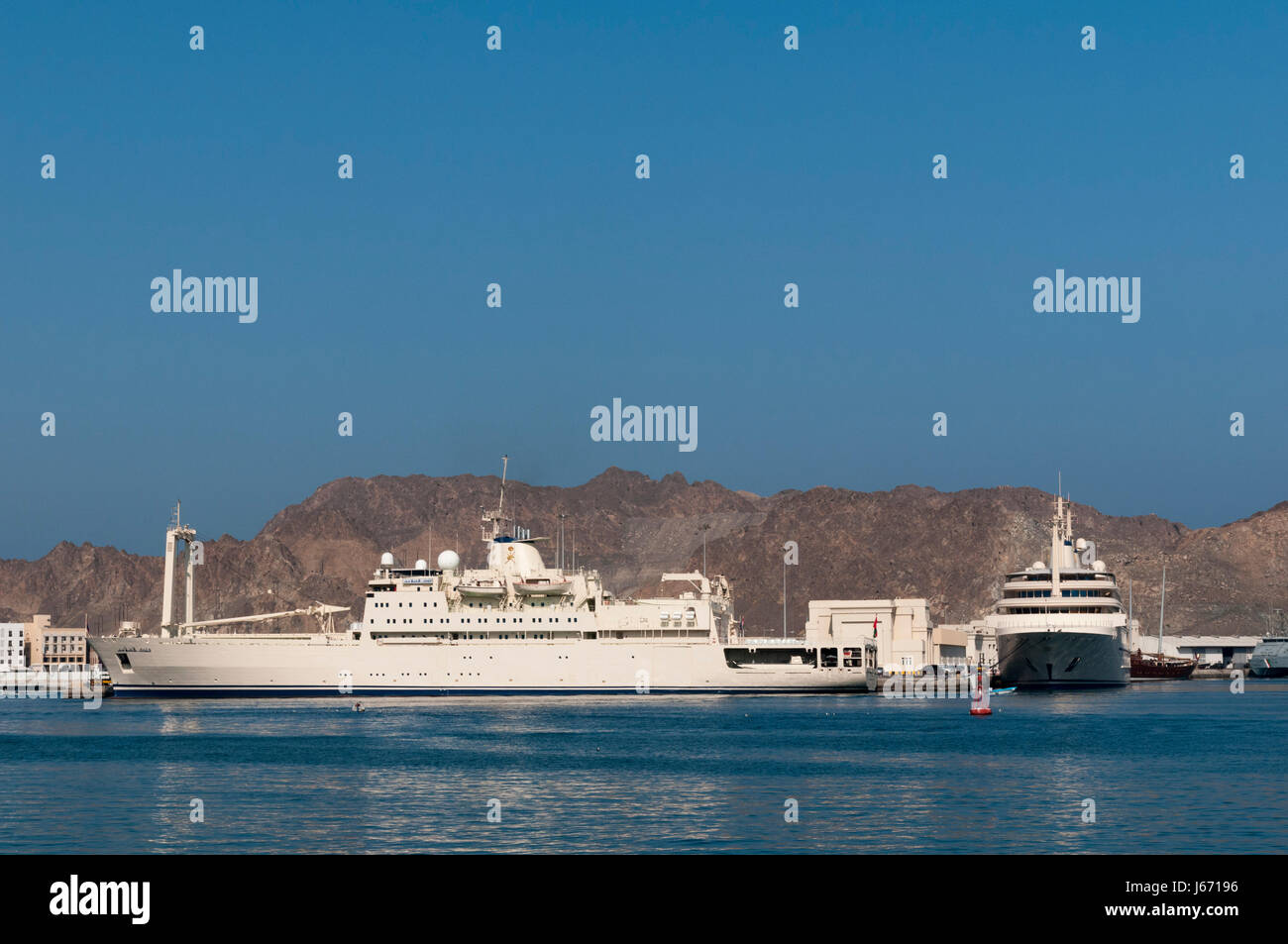 Le Sultan Qaboos yachts amarrés dans le port de Mutthra, Muscat, Oman. Banque D'Images