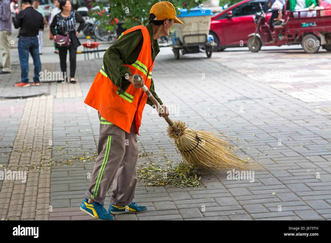 Rue chinois cleaner, Yinchuan, Ningxia, Chine Banque D'Images