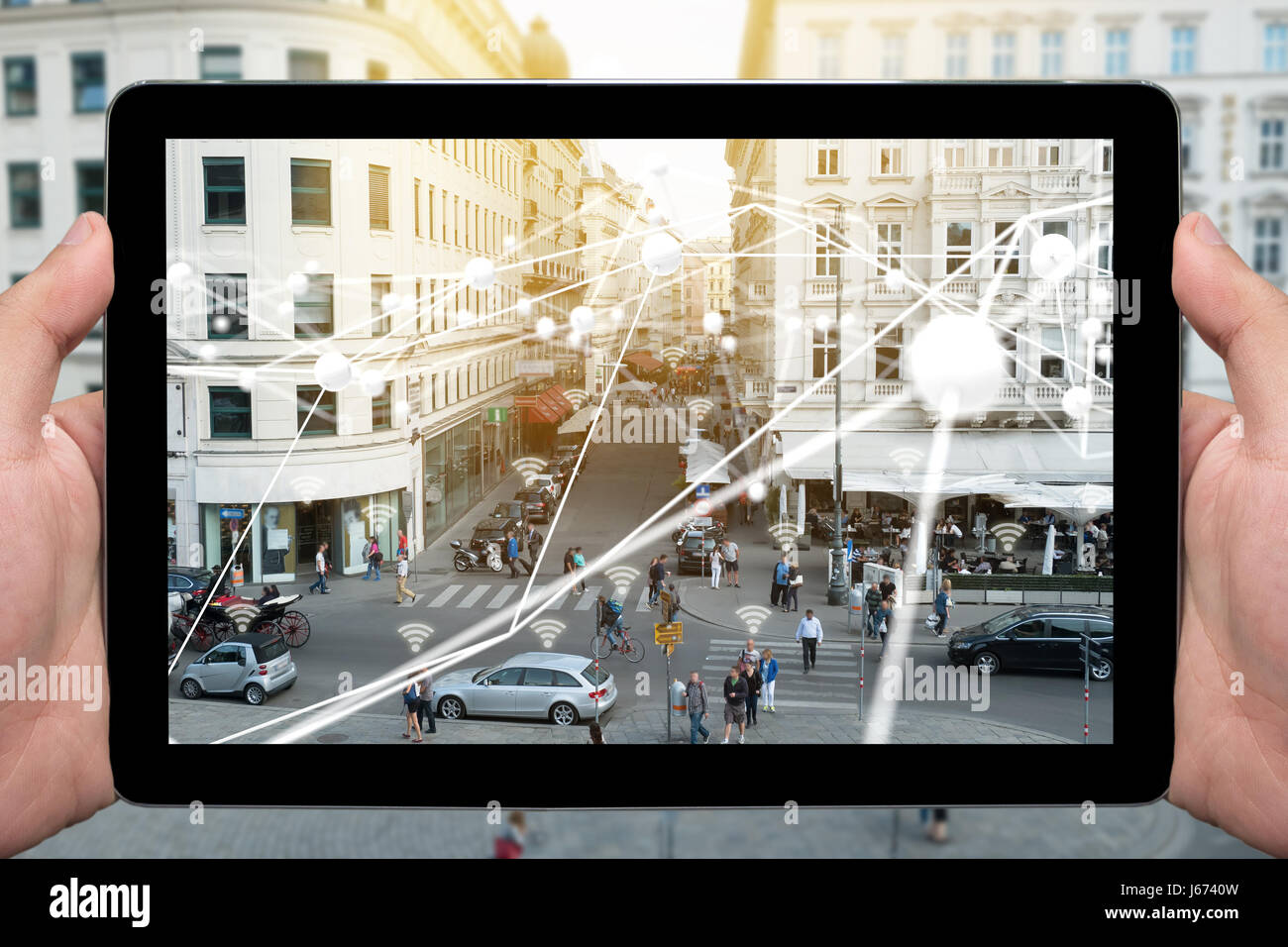 La technologie internet Fintech , des choses et Blockchain , concept réseau Wifi , Hand holding tablet et blanc sur l'atome de connexion sur la ville. ( Banque D'Images