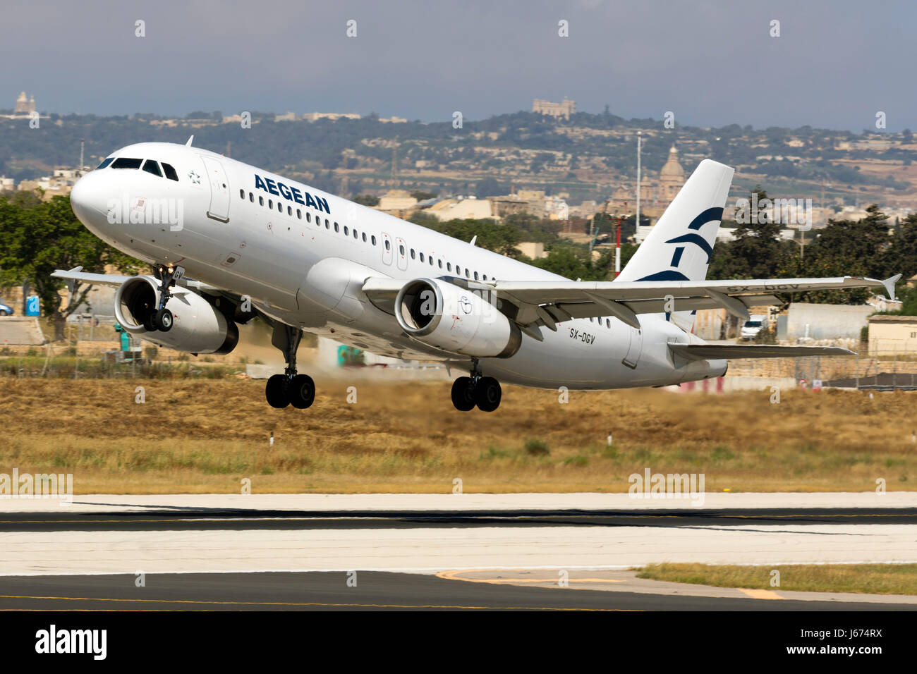 Aegean Airlines Airbus A320-232 [SX-DCGV] enlever la piste 13, au lieu de l'exploitation Bombardier DHC-8 normal Jeux Olympiques à Athènes. Banque D'Images