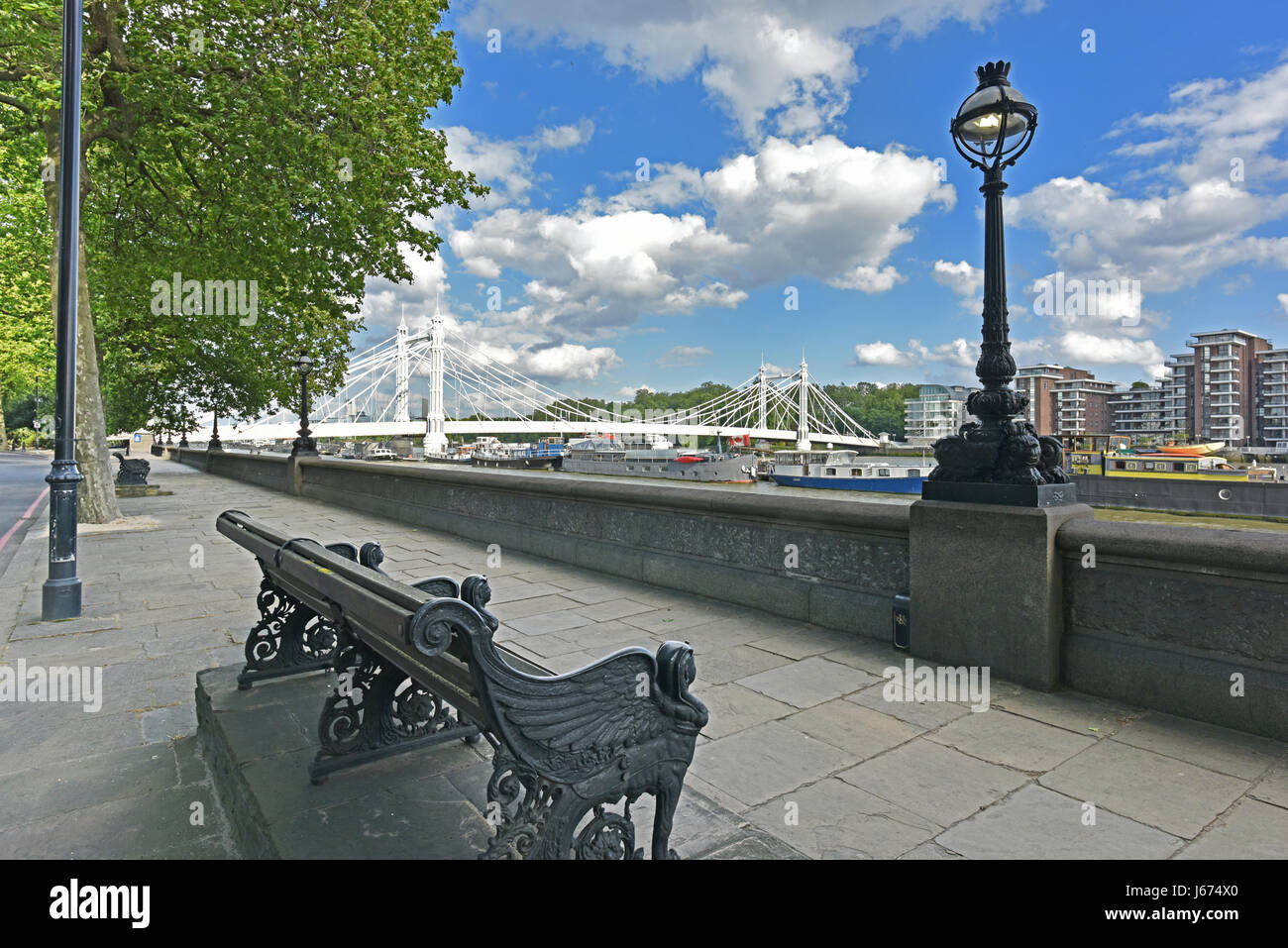 Chelsea remblai sur la Tamise et Albert Bridge avec résumé, bleu, parsemé de nuages ciel. Banque D'Images