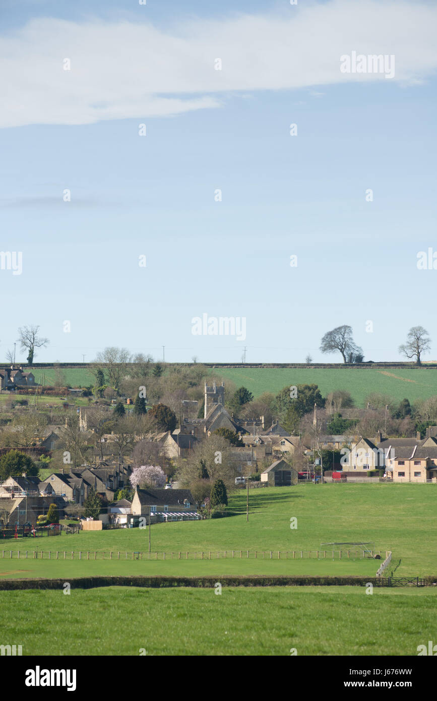 Une vue lointaine vers le village de Longborough, Gloucestershire, Angleterre, Royaume-Uni Banque D'Images