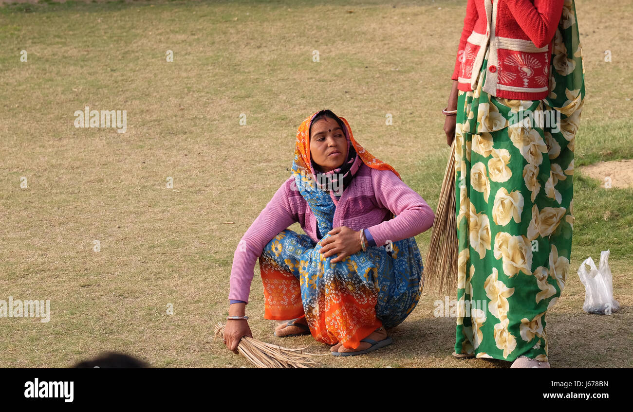 Femme de ménage à sari la cour du Fort Amber à Jaipur, Rajasthan, Inde, le 16 février, 2016. Banque D'Images
