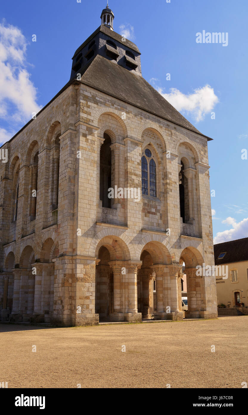 La tour porche de l'abbaye de Fleury à saint-Benoit-Sur-Loire, France Banque D'Images