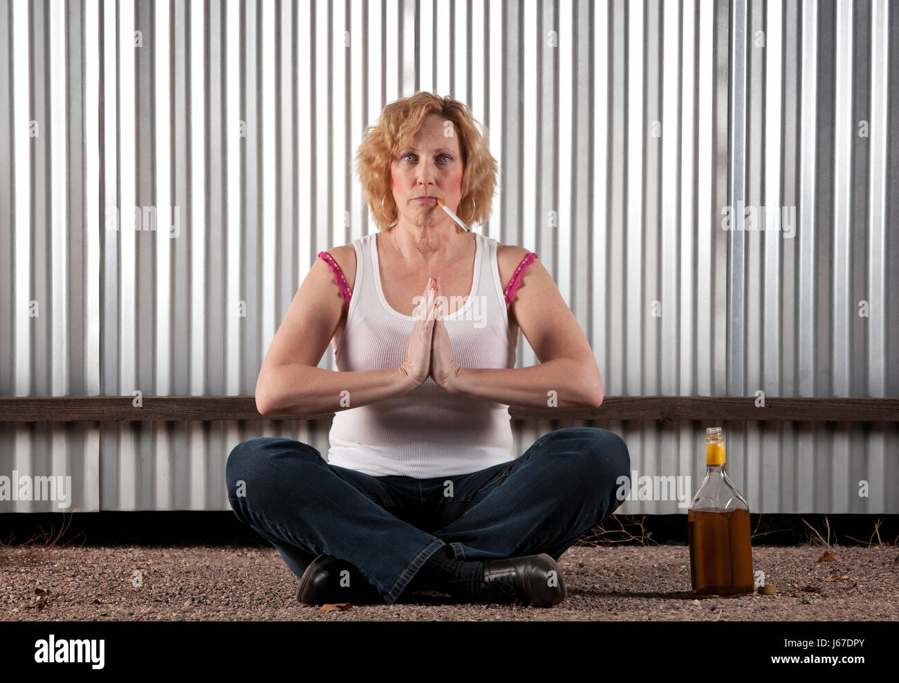 L'alcool cigarette femme lotus méditation yoga tequila fumée odeur fumeur  Photo Stock - Alamy