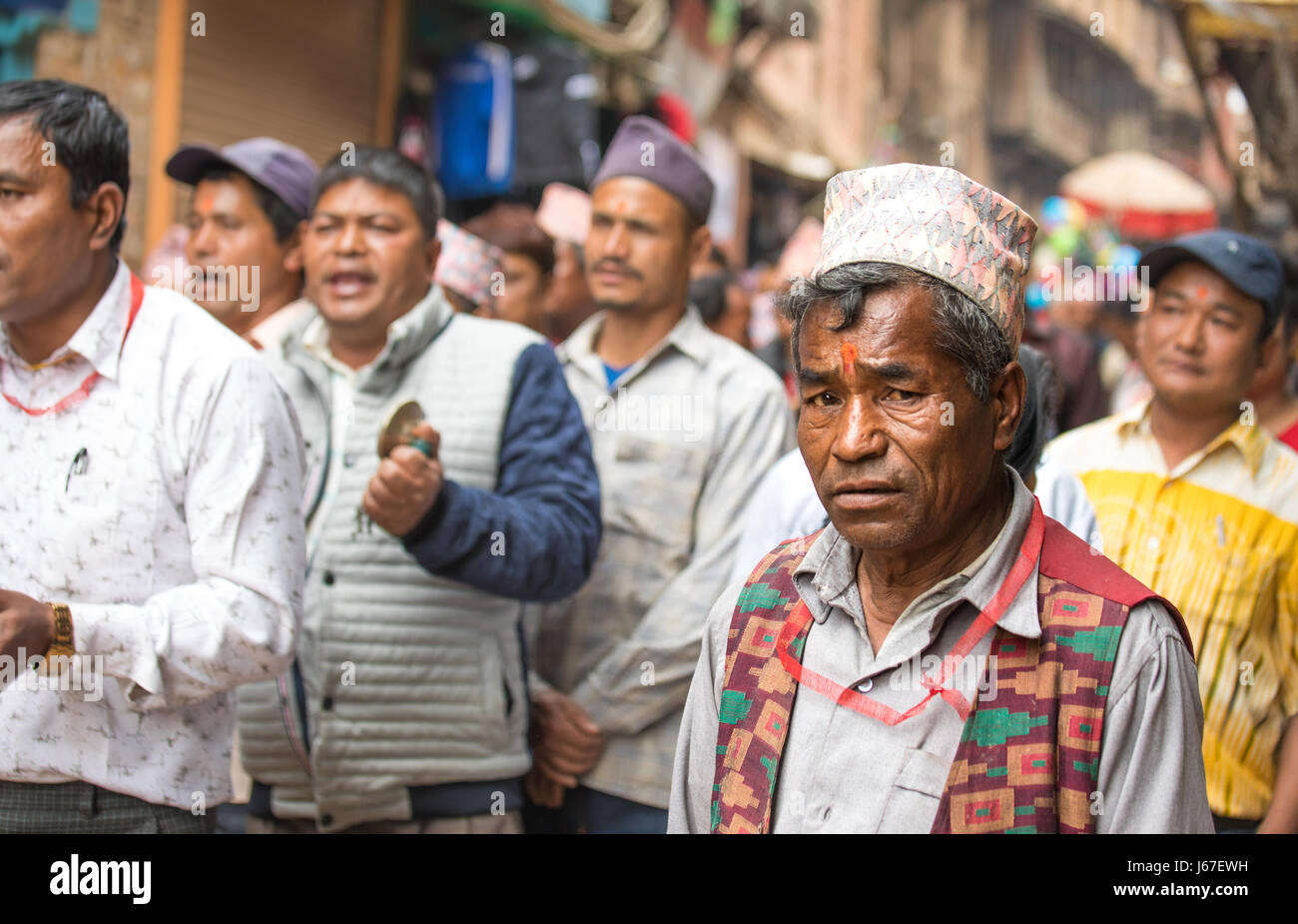 Katmandou, Népal - Apr 15, 2016 : Un homme âgé qui participent à une cérémonie traditionnelle procession. Banque D'Images