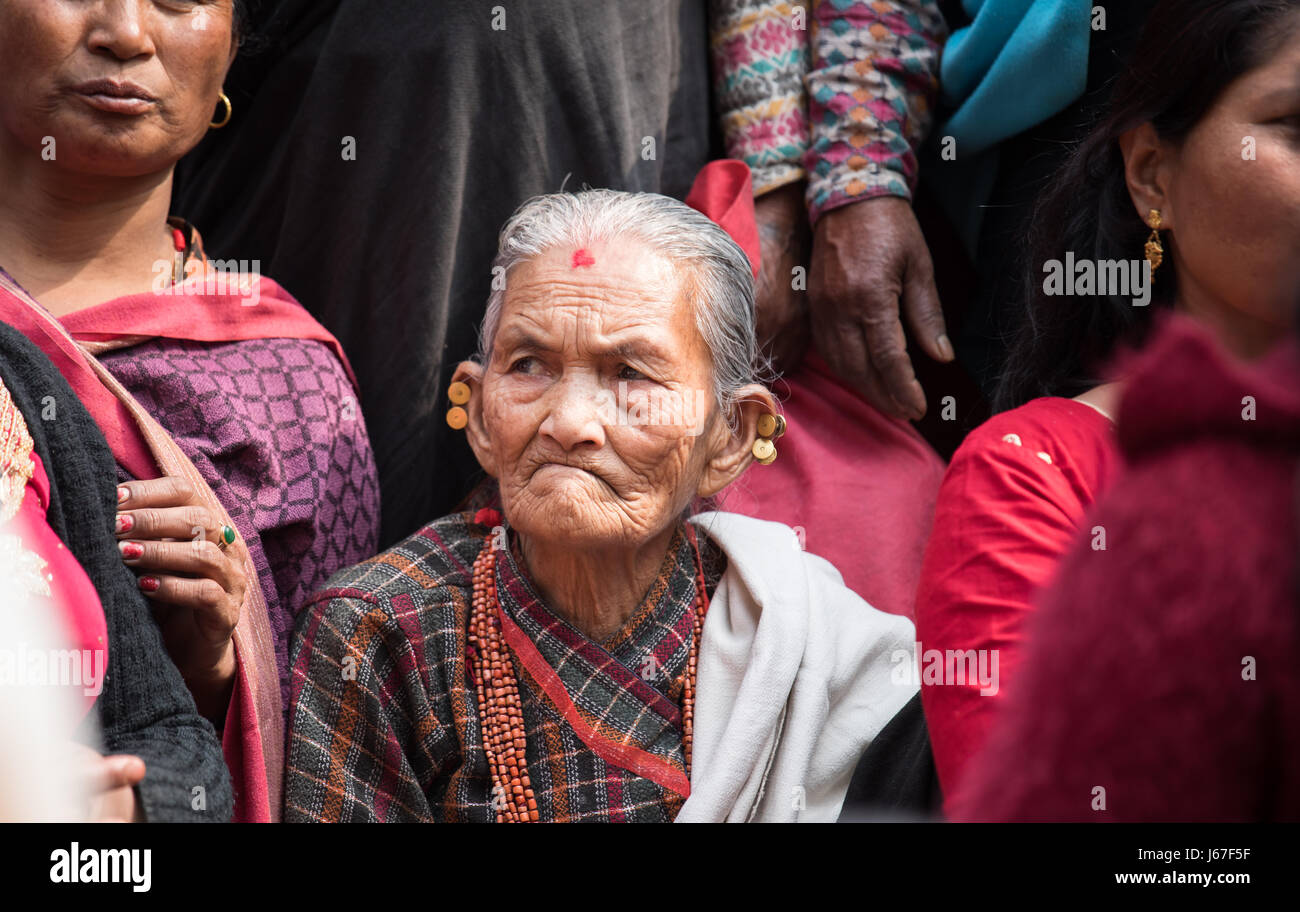 Katmandou, Népal - Apr 15, 2016 : dames âgées dans les vêtements traditionnelle népalaise regardant une cérémonie de passage procession. Banque D'Images