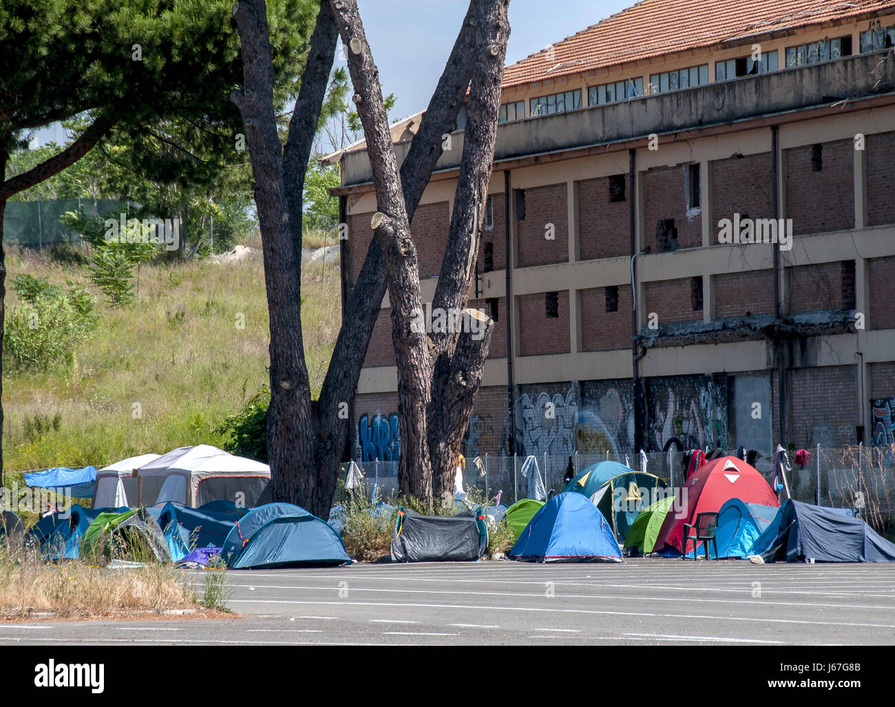 Rome, Italie. 19 mai, 2017. L'expulsion de l'expérience de baobab tente à Rome, à l'est de la gare de Tiburtina. 98 migrants ont été prises à l'office de l'immigration tandis que les bénévoles ont profité de l'interdiction d'entrer dans la garnison qu'ils avaient mis en place des tentes, d'un belvédère et des biens fournis par les associations et la population. Credit : Patrizia Cortellessa/Pacific Press/Alamy Live News Banque D'Images