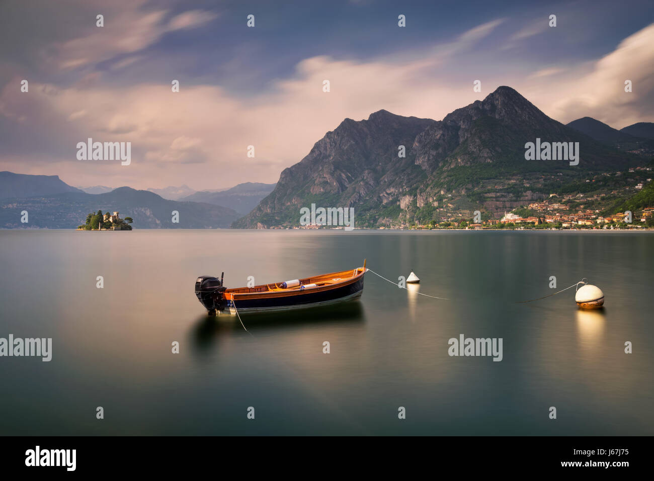 Voile sur le lac d'Iseo avec montagnes en arrière-plan, Italie Banque D'Images