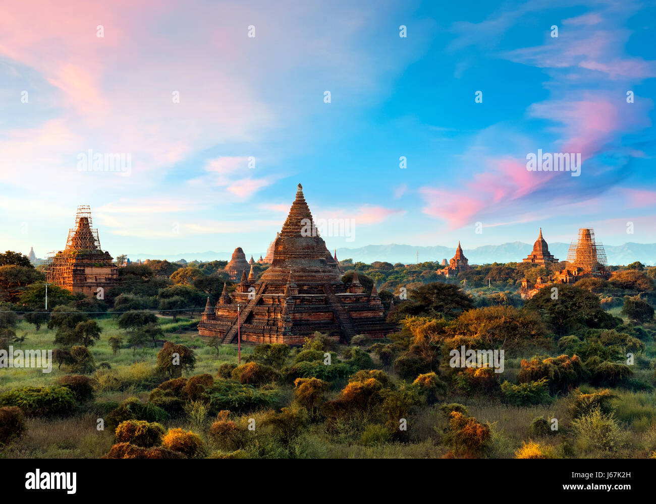 Stock Photo - Myanmar, Birmanie, Bagan, coucher de soleil sur les temples Banque D'Images