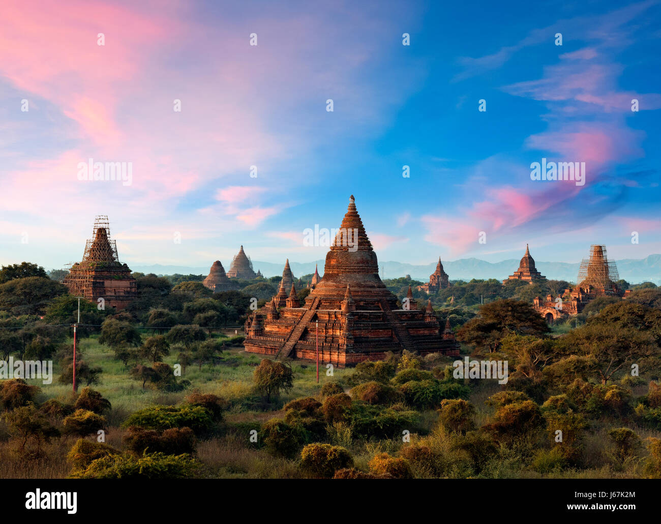 Stock Photo - Myanmar, Birmanie, Bagan, coucher de soleil sur les temples Banque D'Images