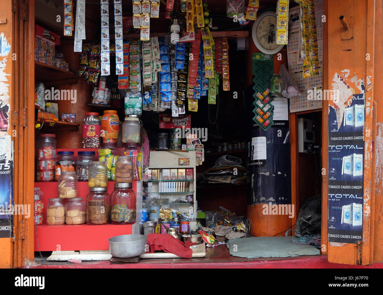 Rue petite boutique qui vendent beaucoup de produits pour la vie quotidienne à Calcutta le 09 février 2016. Banque D'Images