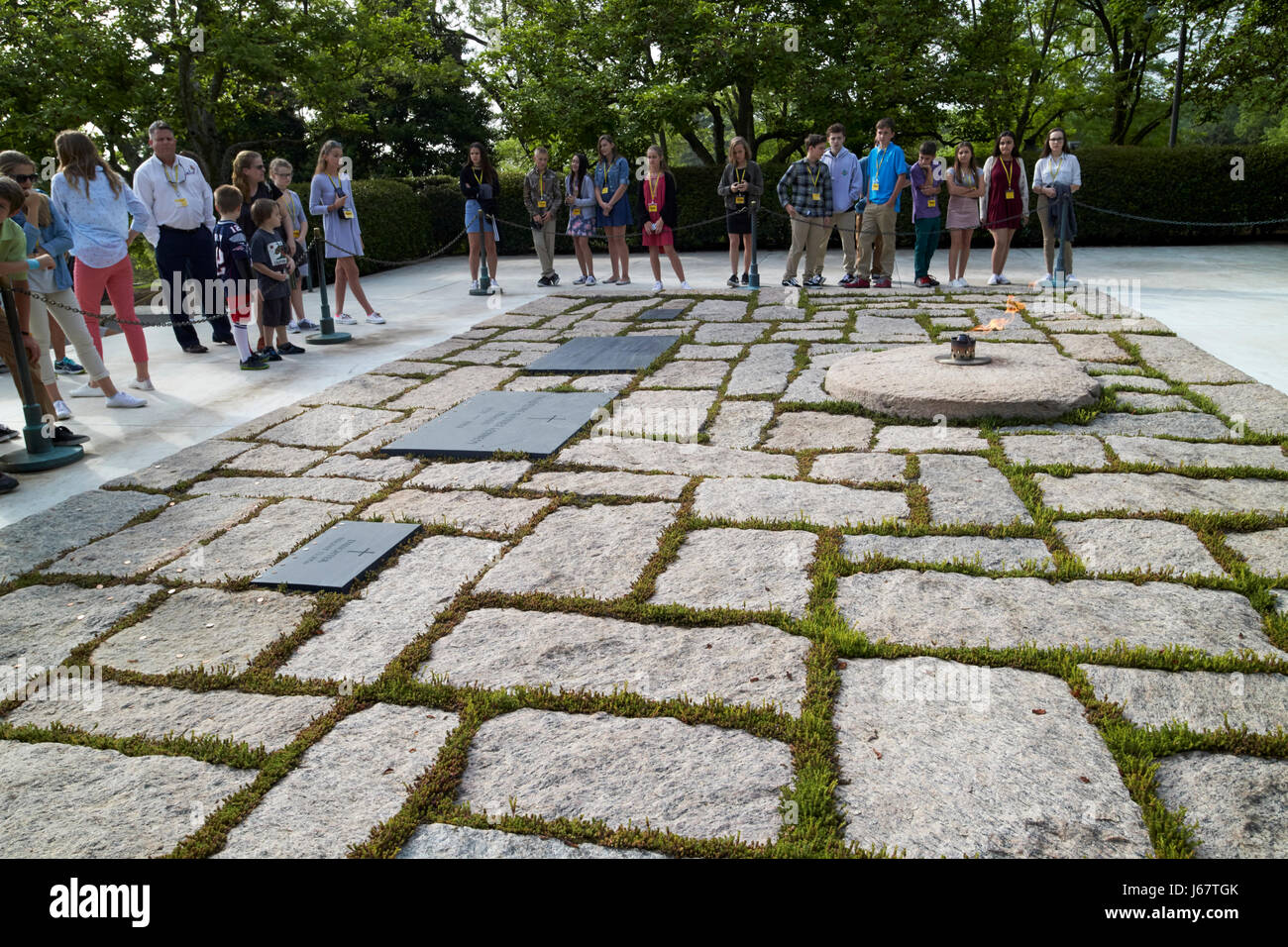 Les touristes à JFK, John F Kennedy et Jacqueline Bouvier Kennedy Onassis tombe cimetière Arlington Washington DC USA Banque D'Images