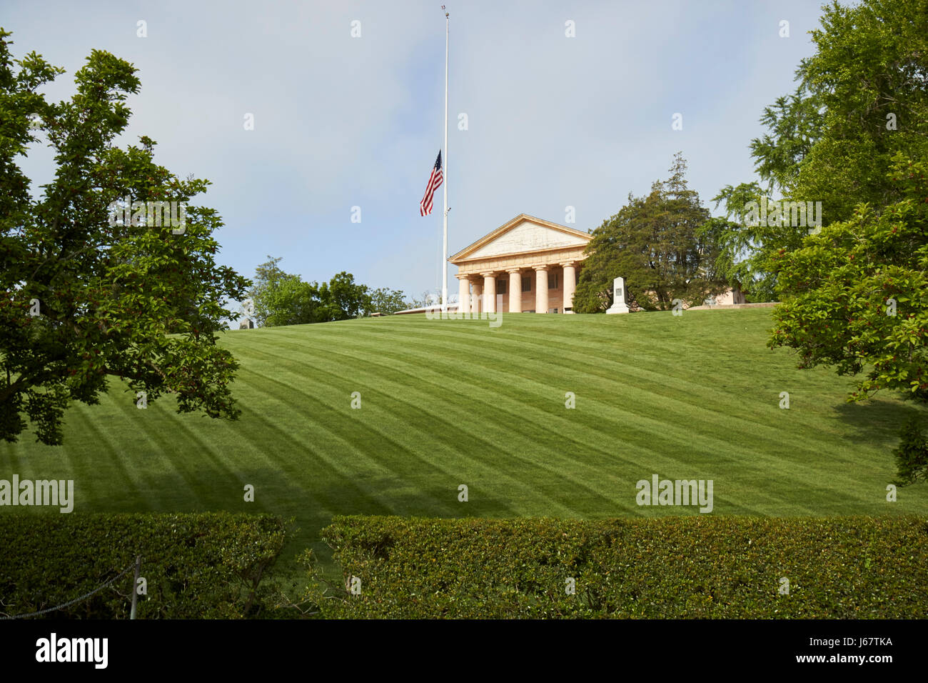 Arlington House avec le drapeau en berne, le cimetière d'Arlington Washington DC USA Banque D'Images
