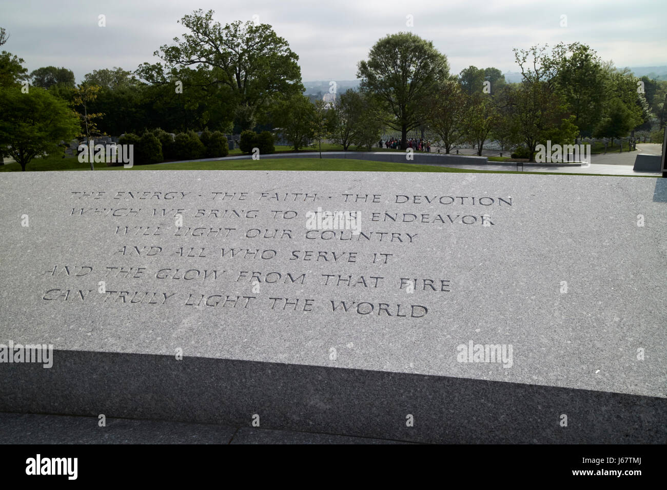 Jfk citations de son discours à l'aéroport John F Kennedy, tombe du cimetière d'Arlington Washington DC USA Banque D'Images