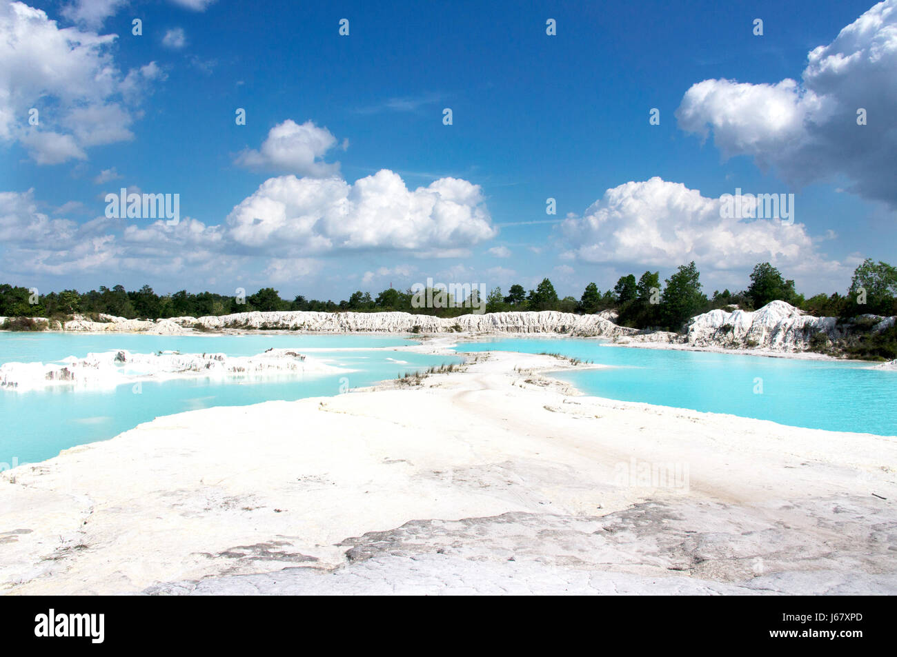 Lac artificiel à l'homme, depuis l'extraction de kaolin se masse trous remplis avec l'eau de pluie formant un lac bleu clair, de la Raya, Village Tanjung Pandan, B Banque D'Images