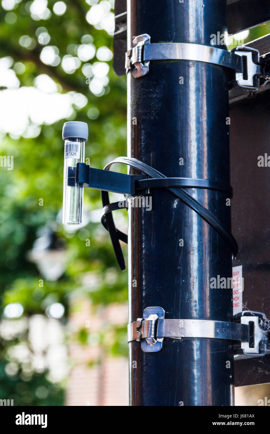 La pollution de l'air tube diffusion attaché à un poteau en bordure de route dans le cadre d'un des résidents locaux sondage sur la qualité de l'air à Islington, au nord de Londres, UK Banque D'Images