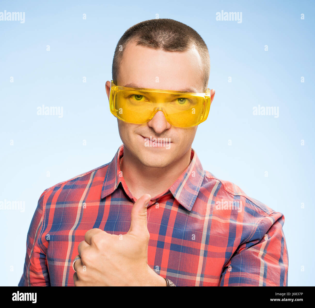 L'Homme à lunettes de protection jaune Banque D'Images