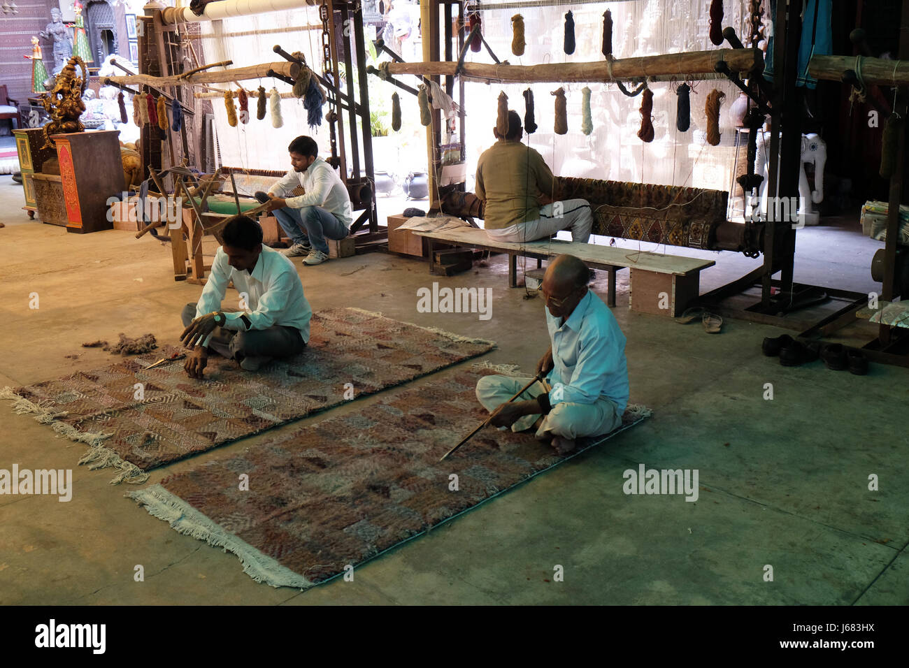 Travailleurs dans une coopérative de tapis fait main tapis d'arrivée à Jaipur à Jaipur, Rajasthan, Inde Banque D'Images