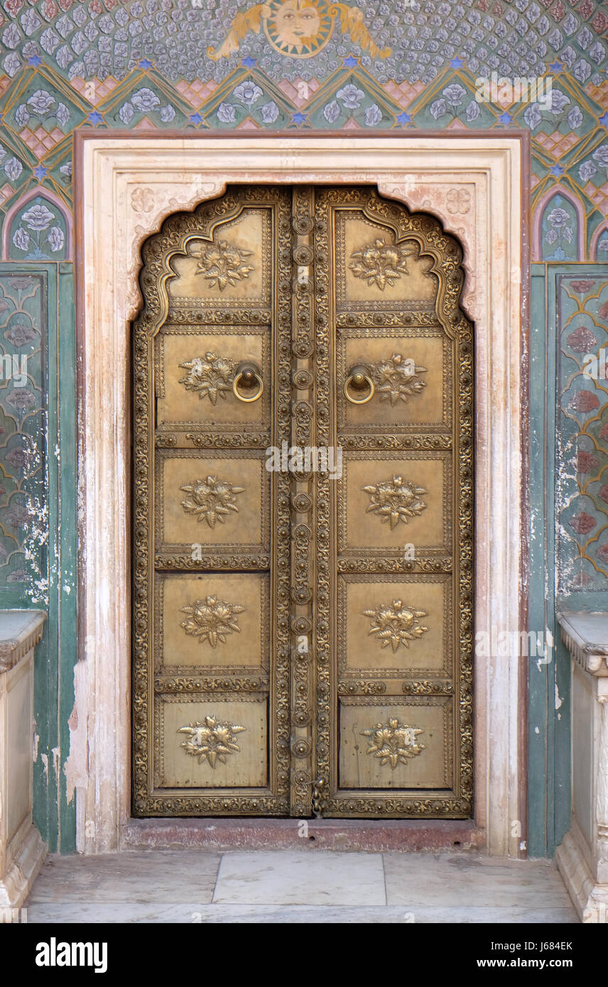 Porte ouvragée au Chandra Mahal, Jaipur City Palace à Jaipur, Rajasthan, Inde, le 16 février, 2016. Banque D'Images